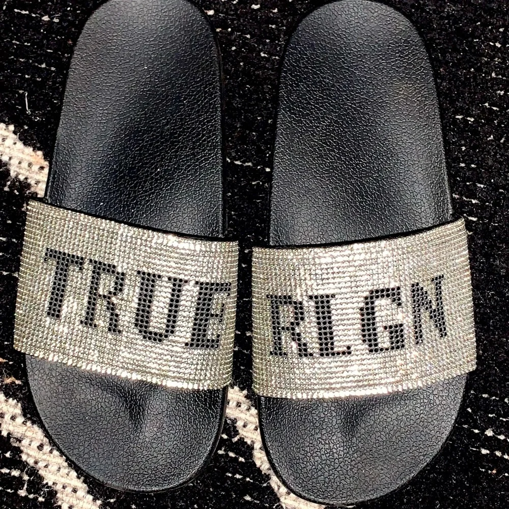 TRUE RELIGION MEYER ENCRUSTED CRYSTAL RHINSTONE | RUBBER SLIDES | Sz 7 | USED - Picture 3 of 8